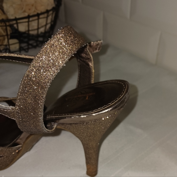 Unlisted Women's Copper Strappy Open Toed Heels Size 8.5 M - Picture 9 of 9